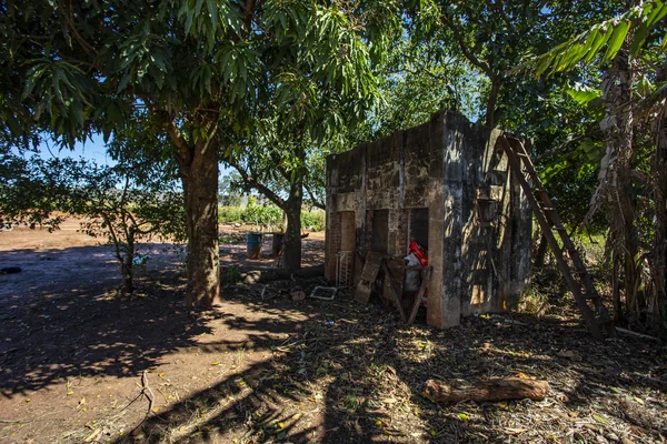 Velha Casa Abandonada Campo Com Telhado Quebrado Brasil América Sul — Fotografia de Stock