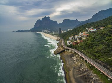 Karayolu deniz kenarında. Harika yolu ve bisiklet yolu. Bisiklet ve yol parça ve mavi denizin içinde Rio de Janeiro şehrine yanında. Tim Maia bisiklet yolu üzerinde Niemeyer Avenue, Rio de Janeiro, Brezilya, Güney Amerika. 