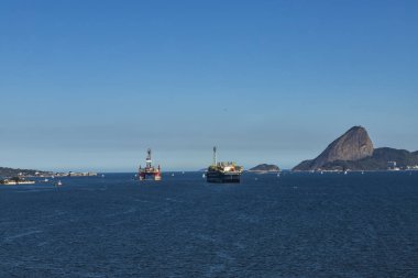 Harika şehir, Rio de Janeiro ve arka plan, Brezilya, Güney Amerika'da Sugar Loaf Dağı. Petrol ve gaz gemi. Offshore petrol endüstrisi. Reklam metin veya sloganı eklemek için alan kopyalayın. Satış indirim.  