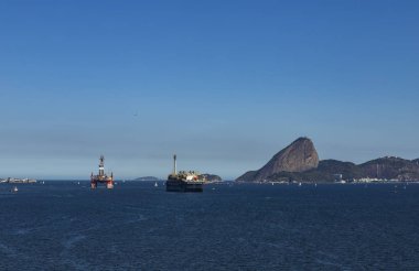 Harika şehir, Rio de Janeiro ve arka plan, Brezilya, Güney Amerika'da Sugar Loaf Dağı. Petrol ve gaz gemi. Offshore petrol endüstrisi. Reklam metin veya sloganı eklemek için alan kopyalayın. Satış indirim.  