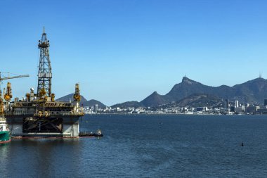 Harika şehir, Rio de Janeiro ve dağ Cristo Redentor veya Corcovado arka plan, Brezilya, Güney Amerika'da. Petrol ve gaz gemi. Offshore petrol endüstrisi. Reklam metin veya sloganı eklemek için alan kopyalayın. İndirimli satış. 