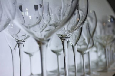 Boş şarap bardağım. Bir sürü şarap bardakları üst üste. Bardak farklı eklem 