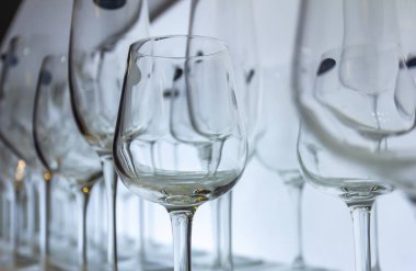 Boş şarap bardağım. Bir sürü şarap bardakları üst üste. Bardak farklı eklem 