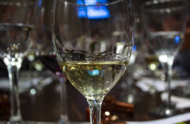 Bardak beyaz şarap. Yalıtılmış bir arka planda beyaz şarap. 