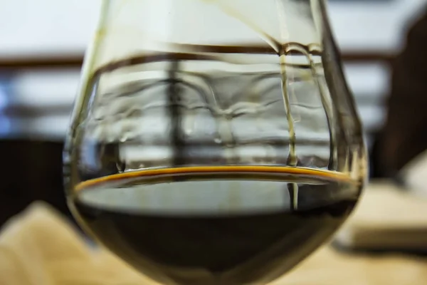 美しい背景に赤ワインのガラス ワインのガラス 背景にテキスト用の空き容量 — ストック写真
