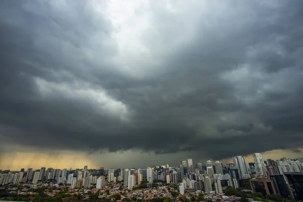 Gökdelen yağmurlu bulut arka plan üzerinde. Sao Paulo şehir Brezilya Güney Amerika 