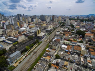 Büyük şehirler, büyük caddeleri, evler ve binalar. Işık bölgesi (Bairro da Luz), Sao Paulo Brezilya, Güney Amerika. Tren ve metro trenleri. Tamanduatei Nehri yanındaki devlet Caddesi'nin havadan görünümü 