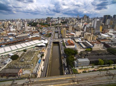 Nehir ve büyük caddeleri ile büyük şehirler. Tamanduatei Nehri yanındaki devlet Caddesi'nin havadan görünümü. Yollar nehirler yakın. Trafik büyük. Sao Paulo şehir Brezilya, Güney Amerika.  