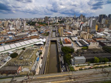 Nehir ve büyük caddeleri ile büyük şehirler. Tamanduatei Nehri yanındaki devlet Caddesi'nin havadan görünümü. Yollar nehirler yakın. Trafik büyük. Sao Paulo şehir Brezilya, Güney Amerika.  