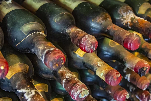 Πολύ Παλιά Και Σκονισμένα Μπουκάλια Στοιβάζονται Αποθήκες Σωρός Από Πολύ — Φωτογραφία Αρχείου
