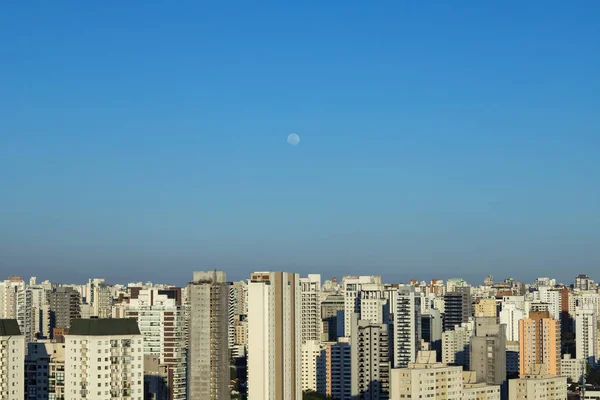 Φεγγάρι Μια Ηλιόλουστη Μέρα Στην Πόλη Φεγγάρι Μια Ηλιόλουστη Ημέρα — Φωτογραφία Αρχείου