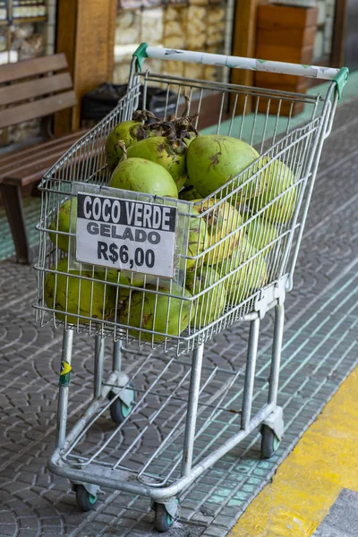 绿色椰子冰淇淋出售 600 从巴西的钱 — 图库照片