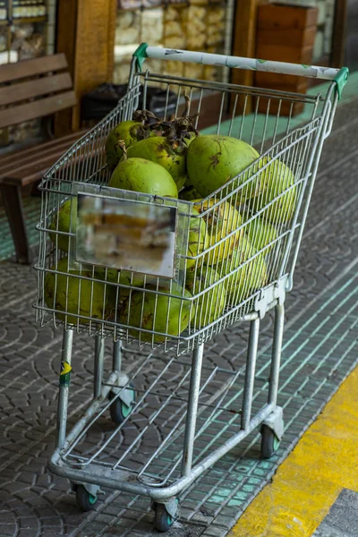 绿色椰子 在市场出售的绿色椰子水堆 — 图库照片