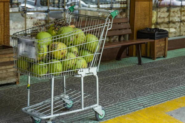 绿色椰子 在市场出售的绿色椰子水堆 — 图库照片