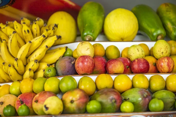超市货架上的新鲜健康水果 背景从香蕉 番石榴 — 图库照片