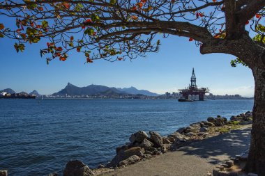 Harika şehir, Rio de Janeiro şehrine, İsa'nın kurtarıcı veya Corcovado dağ ve arka plan, Offshore petrol sanayi petrol ve doğal gaz kulede. Brezilya, Güney Amerika. Kopya alanı reklam için. 