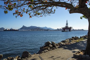 Harika şehir, Rio de Janeiro şehrine, İsa'nın kurtarıcı veya Corcovado dağ ve arka plan, Offshore petrol sanayi petrol ve doğal gaz kulede. Brezilya, Güney Amerika. Kopya alanı reklam için. 