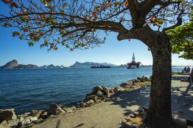  Harika şehir, Rio de Janeiro şehrine, Sugar Loaf Dağı ve petrol ve gaz arka planda, Offshore Petrol Sanayi kule. Brezilya, Güney Amerika. Kopya alanı reklam için. 