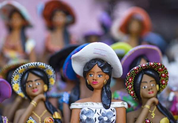 Куклы из глины. Женщины из глиняных кукол. Красивые глиняные женщины. Концепция женщин из глины. 