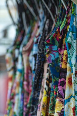 Renkli kumaş asılı ve kaplı. Farklı desen ve renkli satırlar kumaşlarla. Çeşitli farklı renk Tekstil. 