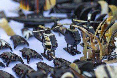 Takı helikopter biçiminde. İnek boynuzu yapılmış takı. 