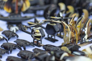 Takı helikopter biçiminde. İnek boynuzu yapılmış takı. 