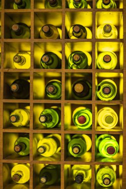 Vintage büyük şarap şişeleri. Şarap mahzeni, şarap depolama. 