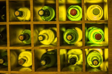 Vintage büyük şarap şişeleri. Şarap mahzeni, şarap depolama. 