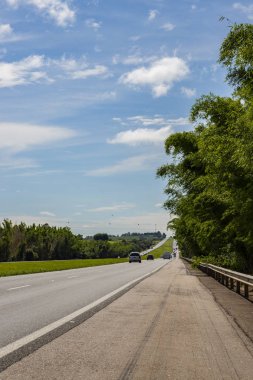 Güzel bir güneşli gün, otoyol Castelo Branco, Sao Paulo Brezilya güzel yol. Güney Amerika.