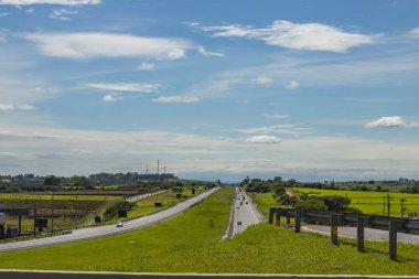Güzel bir güneşli gün, otoyol Castelo Branco, Sao Paulo Brezilya güzel yol. Güney Amerika.