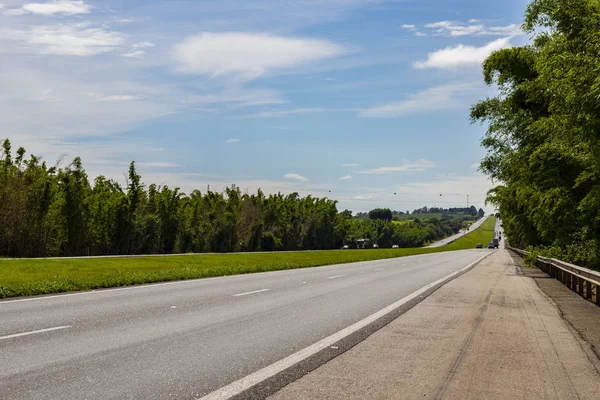 Güzel bir güneşli gün, otoyol Castelo Branco, Sao Paulo Brezilya güzel yol. Güney Amerika.