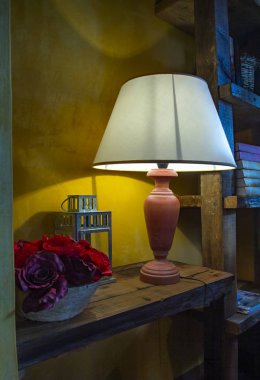 Güzel başucu lamba. Kırmızı ve mor yapay çiçekler. Bir gecelik ilişki lamba, güzel bir gece atış bu kadar yanan lamba.