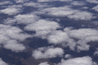 Bulutların üzerinde uçuyor. Uçaktan manzara, yumuşak odaklanma. 