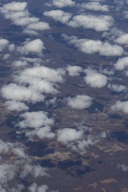Bulutların üzerinde uçuyor. Uçaktan manzara, yumuşak odaklanma. 