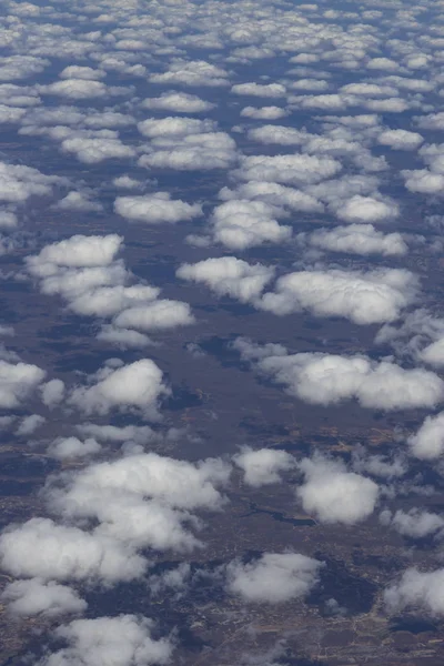 雲の上を飛ぶ 飛行機からの眺めソフトフォーカス — ストック写真