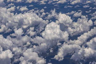 Güzel manzara pencere uçak uçan bulutlar üzerinde. Bulutlar ile doğası. Beyaz zemin üzerinde hareket bulutlar. 