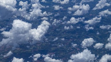 Güzel manzara pencere uçak uçan bulutlar üzerinde. Bulutlar ile doğası. Beyaz zemin üzerinde hareket bulutlar. 