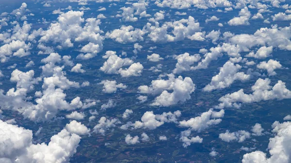 Güzel manzara pencere uçak uçan bulutlar üzerinde. Bulutlar ile doğası. Beyaz zemin üzerinde hareket bulutlar. 