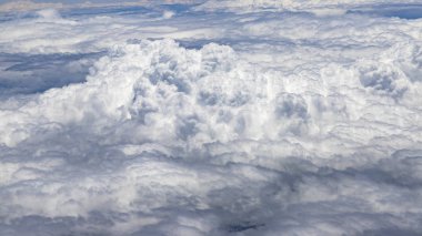 Beyaz bulutların yoğun bir katmanın üstünde uçan. Büyük ve güzel bulutlar. 