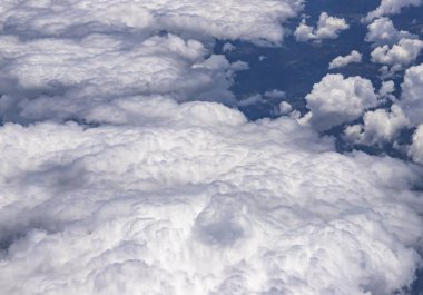 Beyaz bulutların yoğun bir katmanın üstünde uçan. Büyük ve güzel bulutlar. 