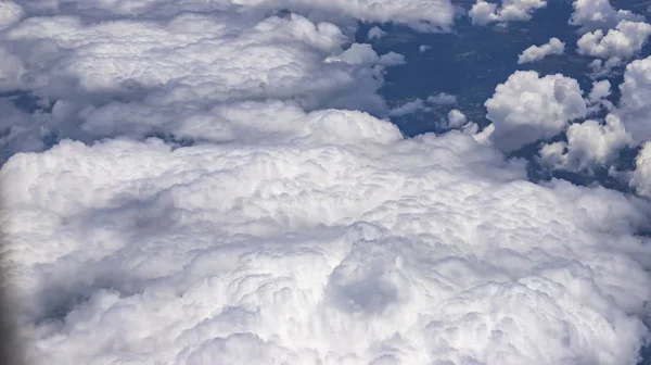 Voando Acima Uma Densa Camada Nuvens Brancas Grandes Belas Nuvens — Fotografia de Stock