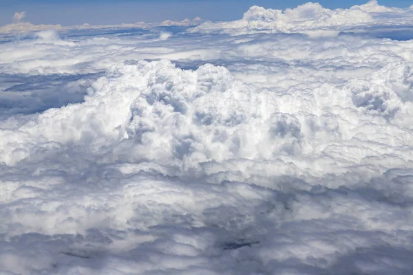 Voando Acima Uma Densa Camada Nuvens Brancas Grandes Belas Nuvens — Fotografia de Stock