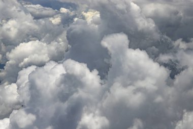 Beyaz bulutların yoğun bir katmanın üstünde uçan. Büyük ve güzel bulutlar. 