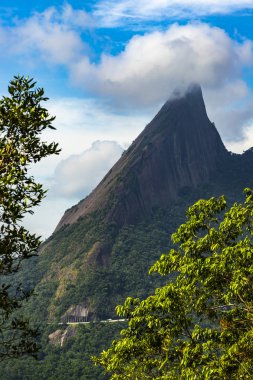 Escalavrado dağın, Milli Parkı organ devlet Rio de Janeiro, Brezilya, Güney Amerika'da. Dağın tepesinde bulut. 