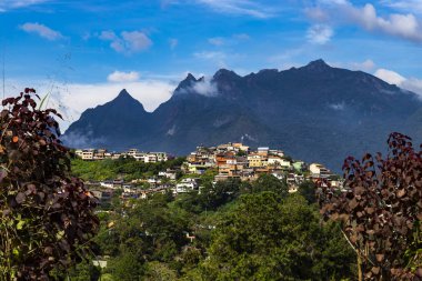 Küçük kasaba tepe ve dağ içinde belgili tanımlık geçmiş. Şehir, Terespolis, Jardim Meudon ilçe devlet Rio de Janeiro Brezilya, Güney Amerika. 
