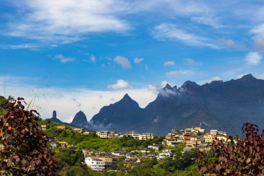 Küçük kasaba tepe ve dağ içinde belgili tanımlık geçmiş. Şehir, Terespolis, Jardim Meudon ilçe devlet Rio de Janeiro Brezilya, Güney Amerika. 