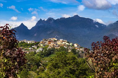 Dağlar ve dünyanın şehirleri güzel görünümünü. Şehir, Terespolis, Jardim Meudon ilçe devlet Rio de Janeiro Brezilya, Güney Amerika. 