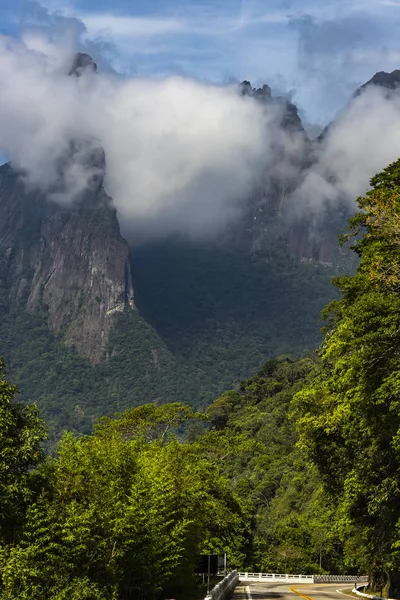 Bajo Los Valles Cubiertos Niebla Las Alturas Las Montañas Inundadas — Foto de Stock