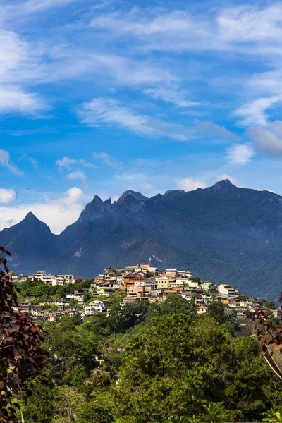山と世界の都市の美しい景色は Terespolis 地区ジャルディン ムードン ジャネイロ ブラジル 南アメリカ州 — ストック写真