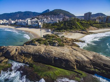 Görünüm iki güzel plajları arasında. Arpoador Beach, Devil's Beach, Ipanema bölge Rio de Janeiro Brezilya, Güney Amerika. İki plajlar arasında. İki güzel plajları arasında görünüm. 